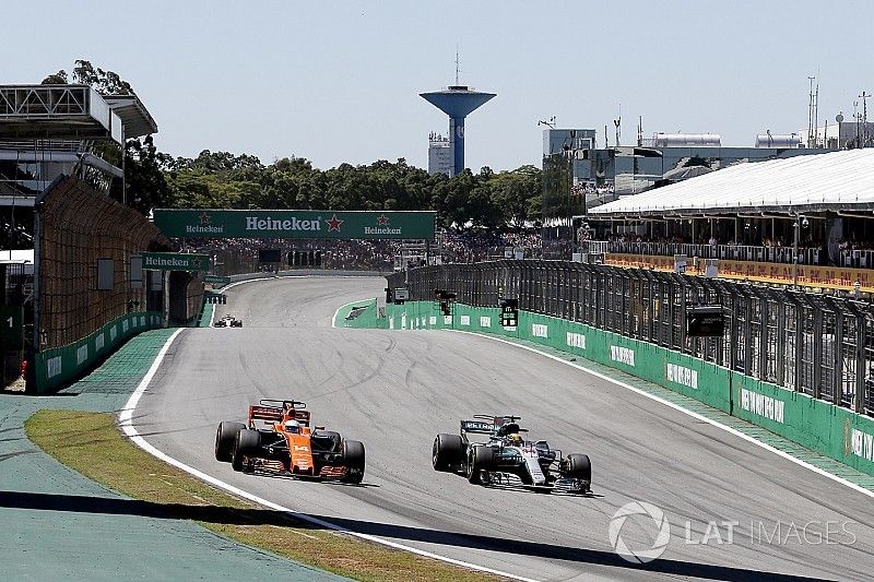 Lewis Hamilton, Mercedes-Benz F1 W08  y Fernando Alonso, McLaren MCL32