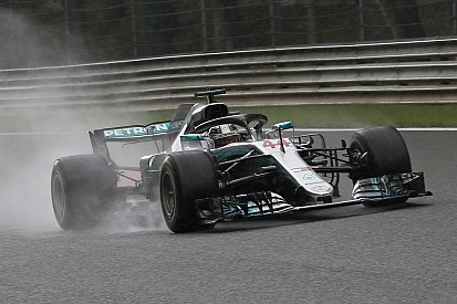 Hamilton le birla la pole a Ferrari bajo la lluvia en Spa