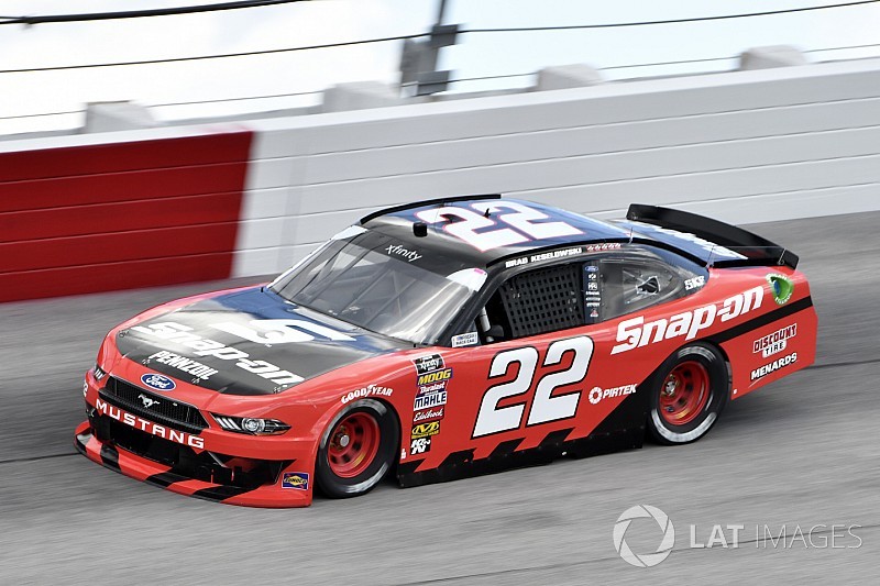 Keselowski vê briga entre Harvick e Chastain e vence em Darlington