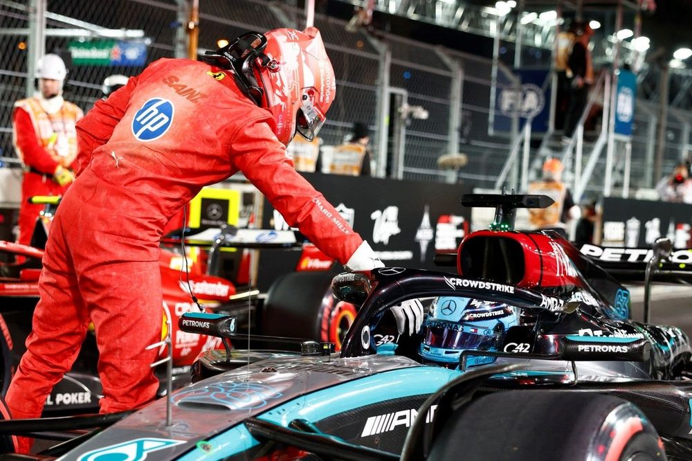 Carlos Sainz, Scuderia Ferrari, parabeniza o pole man George Russell, Mercedes F1 W15