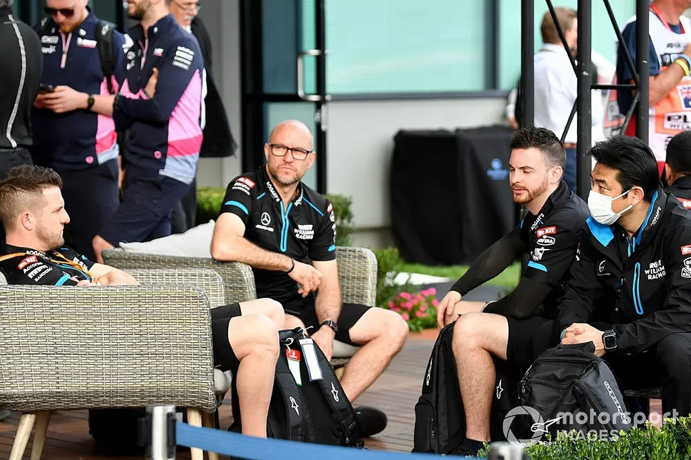 Les m&eacute;caniciens Williams dans le paddock
