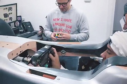 Hamilton faz assento para carro 2019 e Mercedes revela bastidores