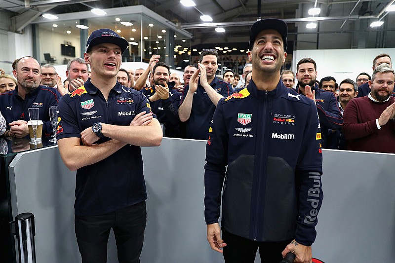 Video: Verstappen en Ricciardo voor het laatst samen op de sofa