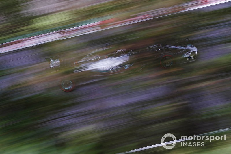 Hamilton nyerte a Japán Nagydíj időmérőjét, Vettel csak 9. a Ferrarival