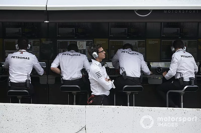 Toto Wolff, directeur exécutif de Mercedes AMG F1 sur le muret des stands