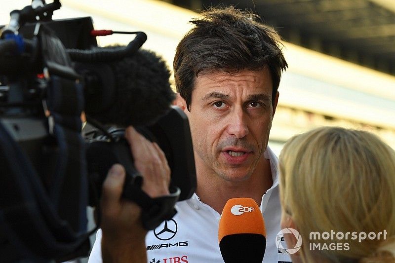 Toto Wolff, Director de Motorsport de Mercedes AMG F1 habla con los medios
