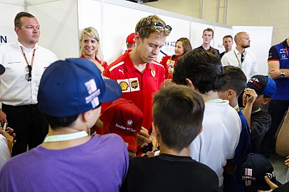 Vettel egyszerűen "félretette" a srác mercedeses sapkáját, majd jött a nemes gesztus: videón a jelenet
