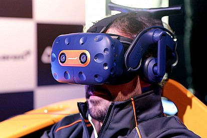 A McLaren VR headsetet ad ki