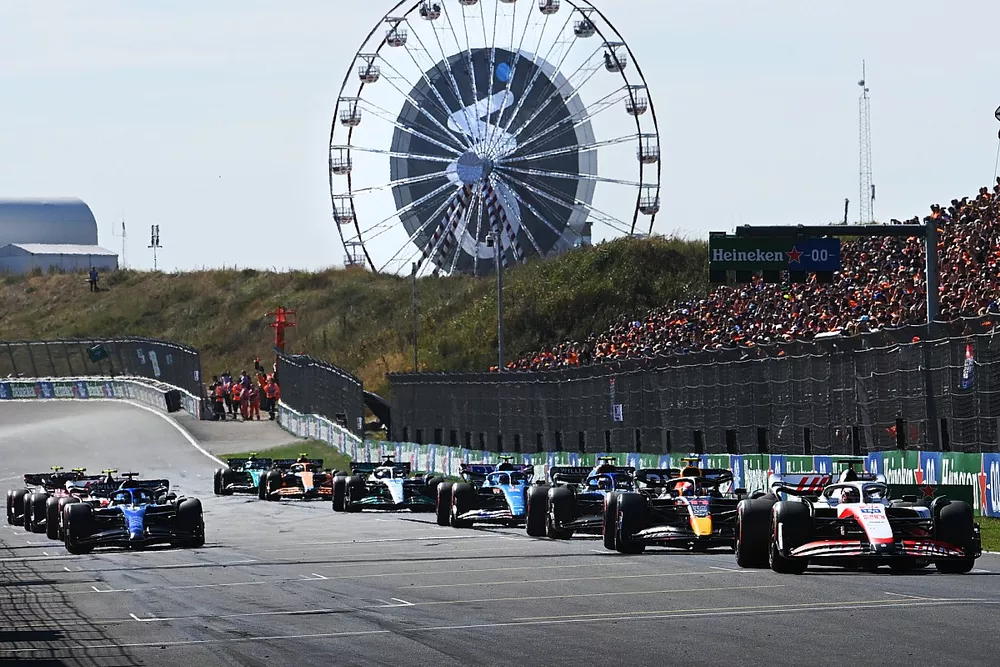 Kevin Magnussen, Haas VF-22, Sergio Perez, Red Bull Racing RB18, Nicholas Latifi, Williams FW44, Alex Albon, Williams FW44, others practice their race start procedures at the end of FP3