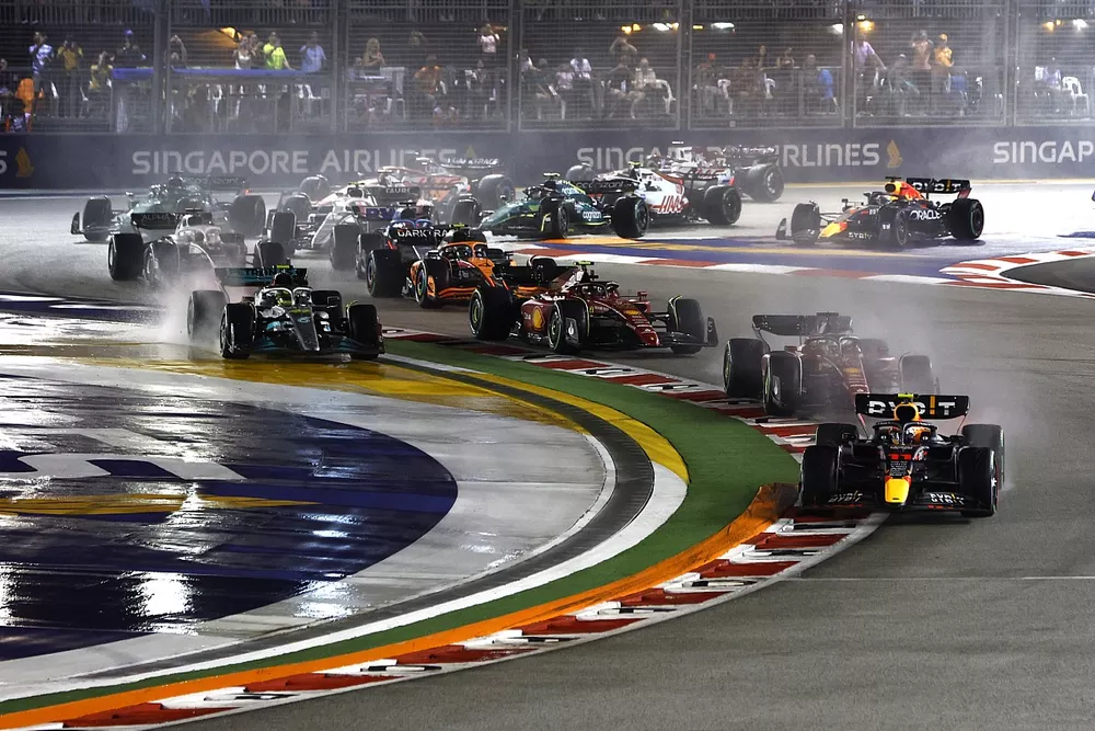 Sergio Perez, Red Bull Racing RB18, Charles Leclerc, Ferrari F1-75, Carlos Sainz, Ferrari F1-75, Lewis Hamilton, Mercedes W13, the rest of the field at the start