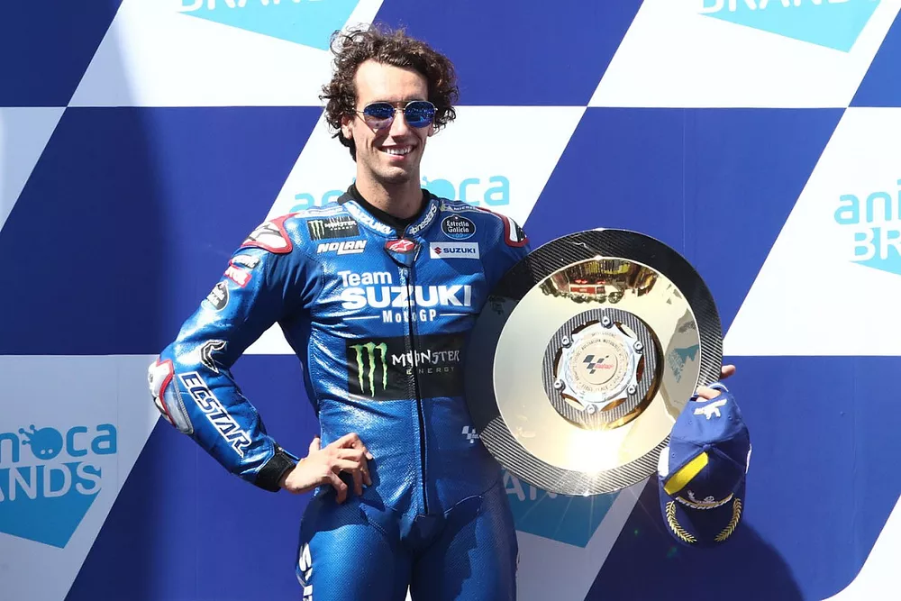 Le vainqueur Alex Rins, Team Suzuki MotoGP, avec son trophée sur le podium