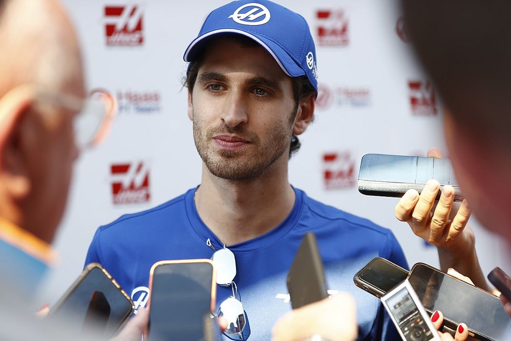 Antonio Giovinazzi, del equipo Haas F1, habla con los medios de comunicaci&oacute;n