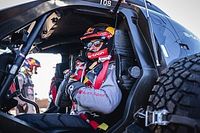 Sainz prefiere no responder a Al Attiyah tras la pol&eacute;mica con la FIA
