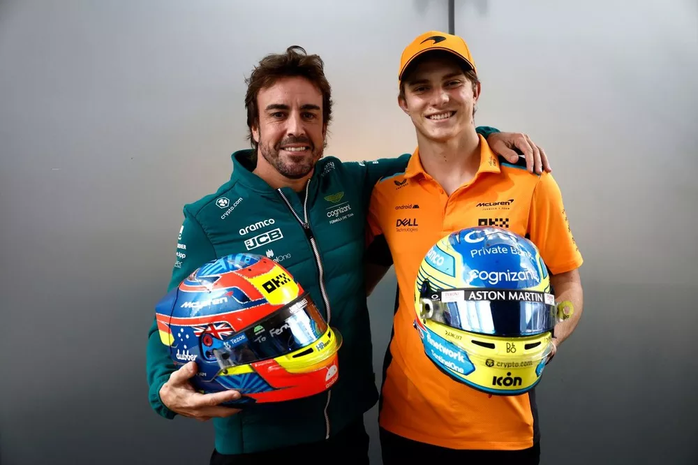 Fernando Alonso, Aston Martin F1 Team intercambia cascos con Oscar Piastri, McLaren 