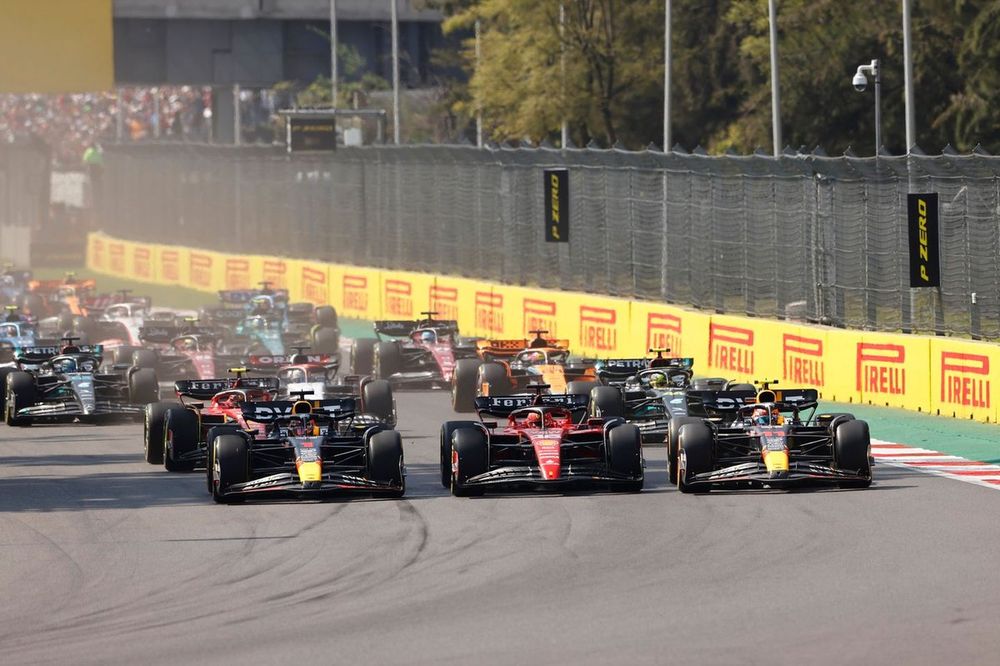 Charles Leclerc, Ferrari SF-23, Sergio P&eacute;rez, Red Bull Racing RB19, Max Verstappen, Red Bull Racing RB19, Daniel Ricciardo, AlphaTauri AT04, Lewis Hamilton, Mercedes F1 W14, el resto de la parrilla en la salida.