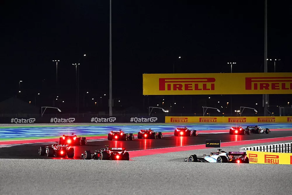 Alex Albon, Williams FW45, persigue al pelotón en la salida