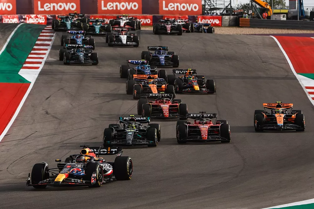 Max Verstappen, Red Bull Racing RB19, Lewis Hamilton, Mercedes F1 W14, Charles Leclerc, Ferrari SF-23, Lando Norris, McLaren MCL60, Carlos Sainz, Ferrari SF-23, the rest of the field at the start