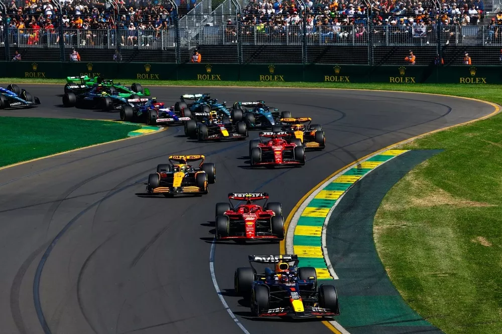 Max Verstappen, Red Bull Racing RB20, Carlos Sainz, Ferrari SF-24, Lando Norris, McLaren MCL38, Charles Leclerc, Ferrari SF-24, Oscar Piastri, McLaren MCL38, et le reste du peloton au d&eacute;part