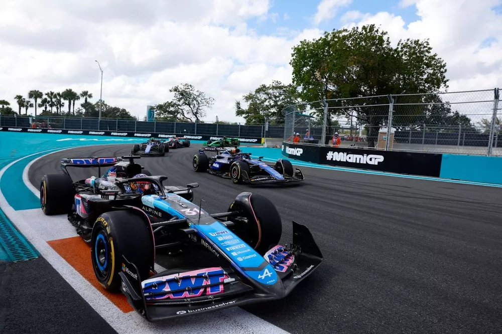 Esteban Ocon, Alpine A524, Alex Albon, Williams FW46, Logan Sargeant, Williams FW46