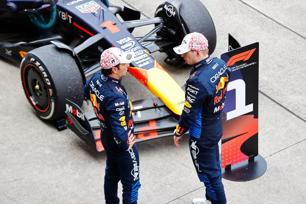 Sergio Perez, Red Bull Racing, deuxi&egrave;me, et Max Verstappen, Red Bull Racing, vainqueur, dans le parc ferm&eacute;