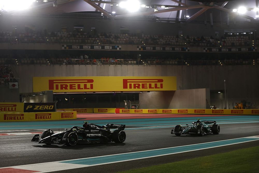 Lewis Hamilton, Mercedes F1 W14, lidera Fernando Alonso, Aston Martin AMR23