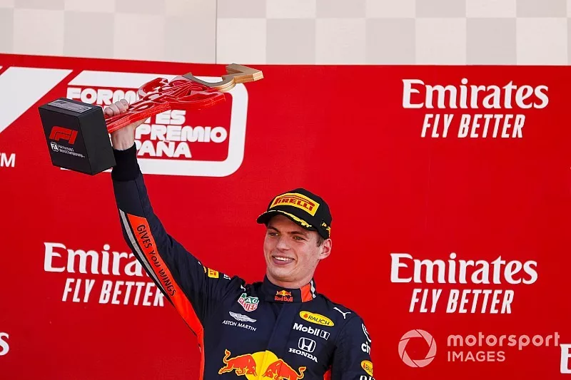 Max Verstappen, Red Bull Racing sur le podium avec son trophée