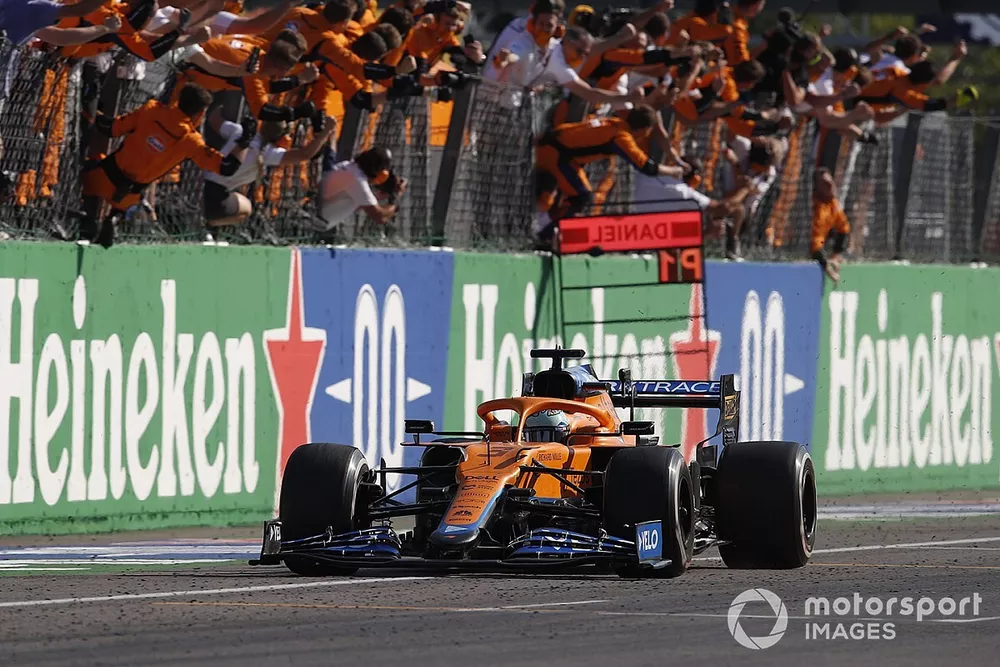 Race winner Daniel Ricciardo, McLaren MCL35M 