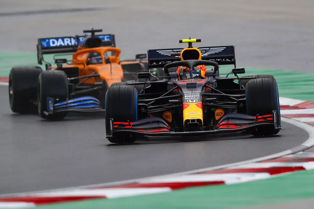 Alex Albon, Red Bull Racing RB16, Carlos Sainz Jr., McLaren MCL35