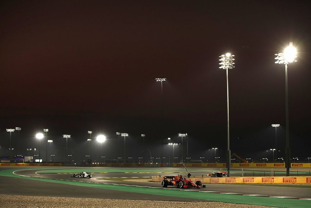 Charles Leclerc, Ferrari SF21, lidera a Pierre Gasly, AlphaTauri AT02