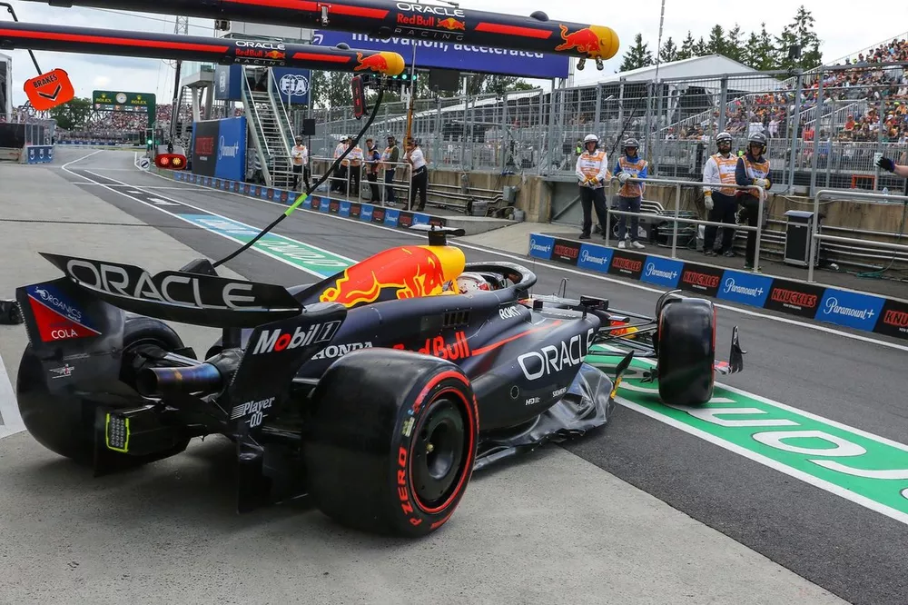 Max Verstappen, Red Bull Racing RB20, nos boxes 