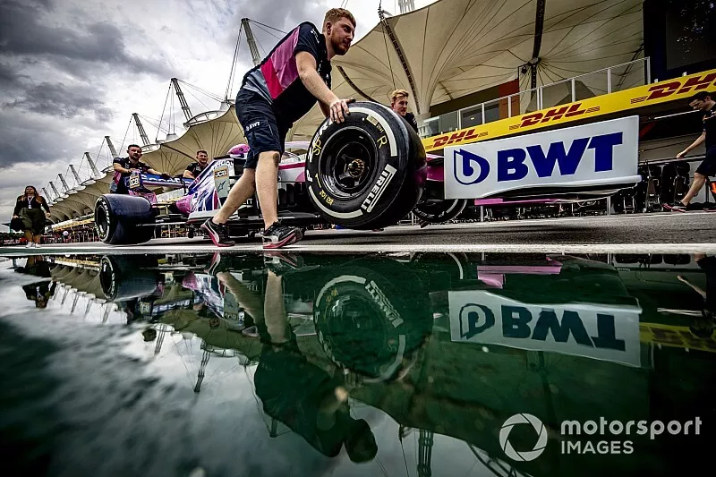 Los mec&aacute;nicos de Racing Point empujan el coche de Sergio P&eacute;rez, Racing Point RP19 por el pit lane