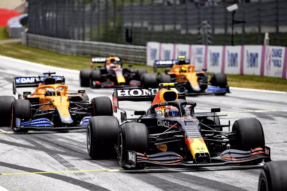 Sergio Perez, Red Bull Racing RB16B, Daniel Ricciardo, McLaren MCL35M, and Lando Norris, McLaren MCL35M