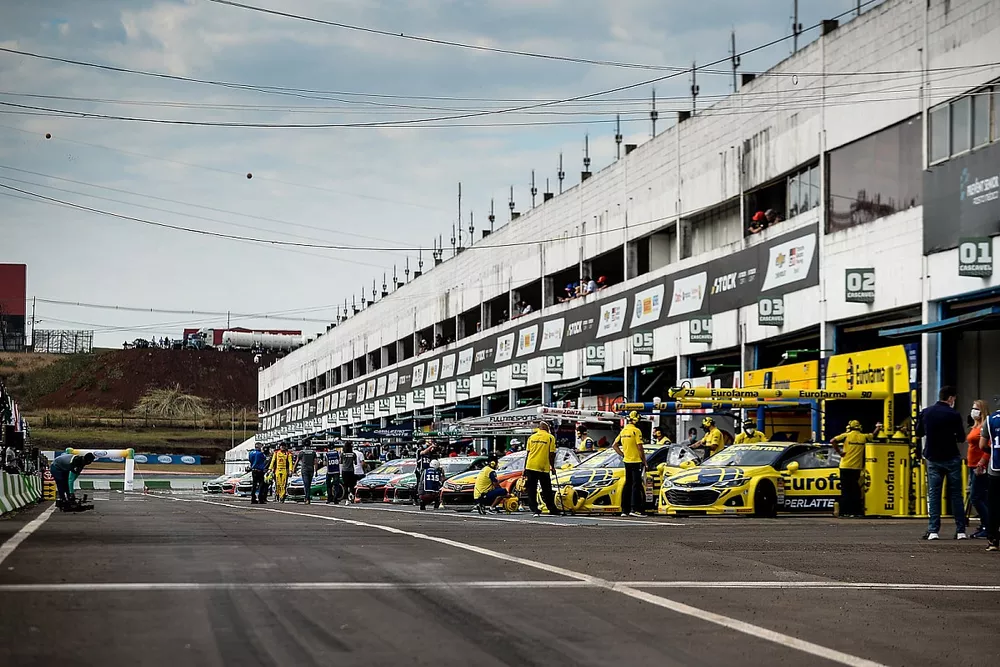 Prepara&ccedil;&atilde;o dos carros da Stock Car em Cascavel