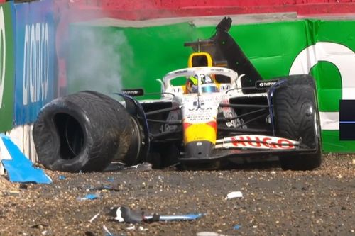 VÍDEO F1: Hadjar tenta evitar acertar Antonelli, escapa da pista e bate