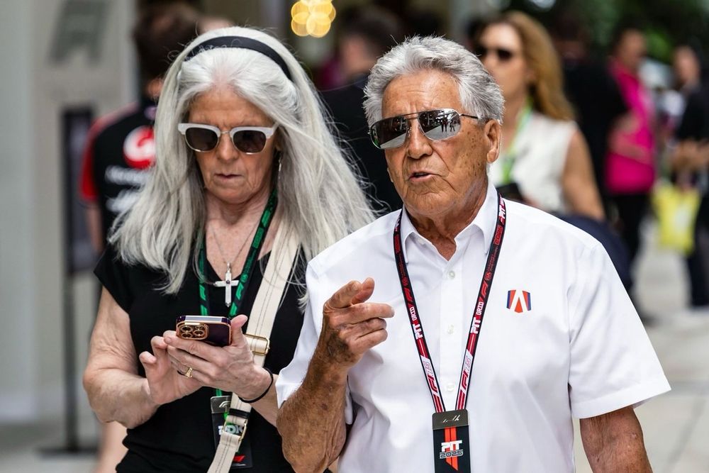 Mario Andretti observa en el Paddock 