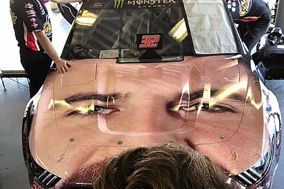 Equipo de NASCAR coloca rostro de piloto en el cofre de su auto para las 500 de Daytona