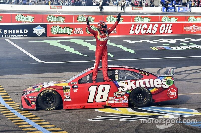 Ganador, Kyle Busch, Joe Gibbs Racing, Toyota Camry SKITTLES