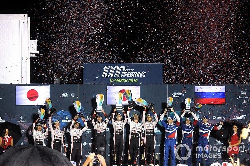 Podio: #8 Toyota Gazoo Racing Toyota TS050: Sébastien Buemi, Kazuki Nakajima, Fernando Alonsom #7 Toyota Gazoo Racing Toyota TS050: Mike Conway, Kamui Kobayashi, Jose Maria Lopez, #11 SMP Racing BR Engineering BR1: Mikhail Aleshin, Vitaly Petrov, Brandon Hartley