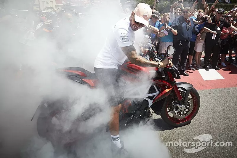 Lewis Hamilton, Mercedes AMG F1, r&eacute;alise un burn &agrave; moto