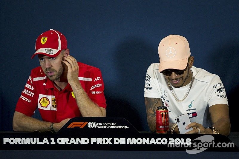 Sebastian Vettel, Ferrari y Lewis Hamilton, Mercedes-AMG F1 en la conferencia de prensa