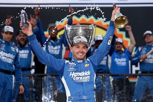 NASCAR Cup: Larson brilha na &uacute;ltima relargada e conquista bicampeonato