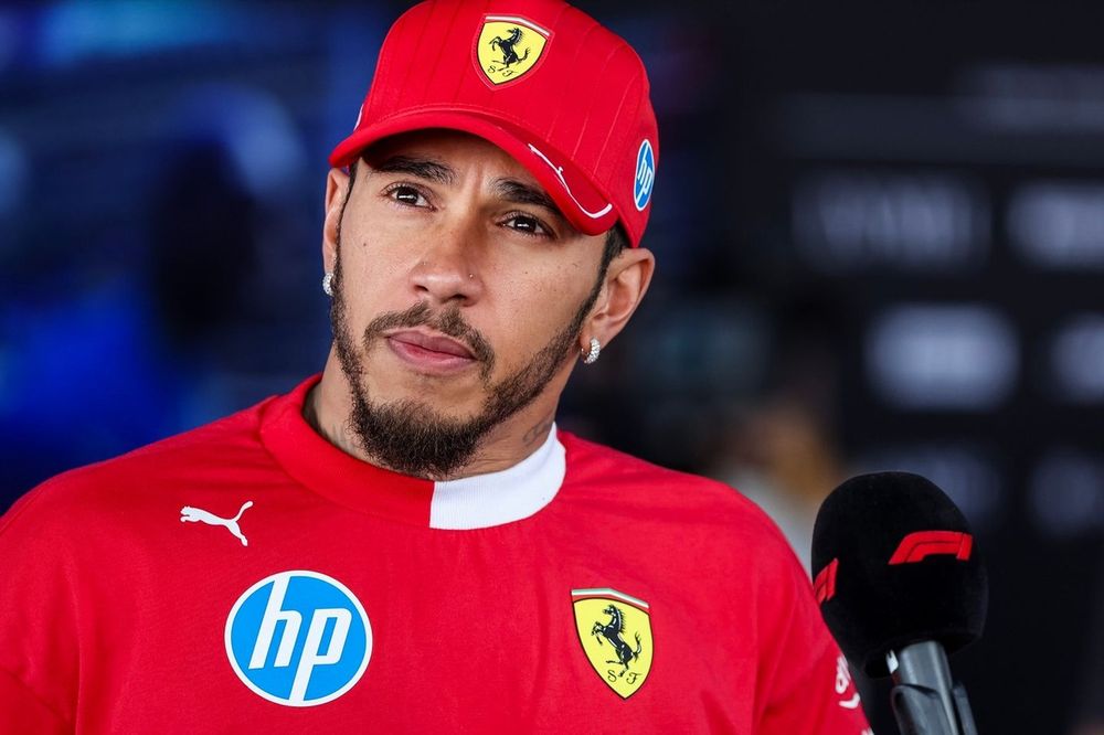 Hamilton comprende le critiche dei tifosi alla Ferrari: "L'adattamento è complesso"