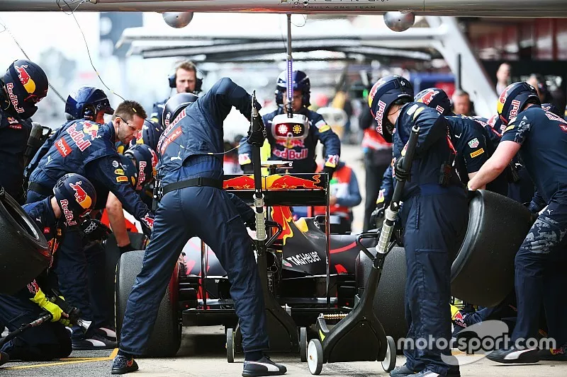 Daniel Ricciardo, Red Bull Racing RB12 practices a pit stop
