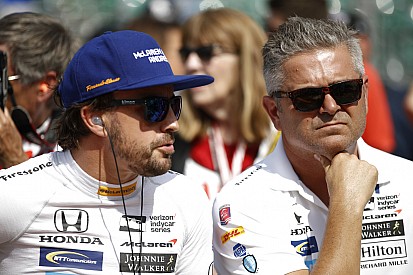 De Ferran rejoins McLaren amid IndyCar project "review"
