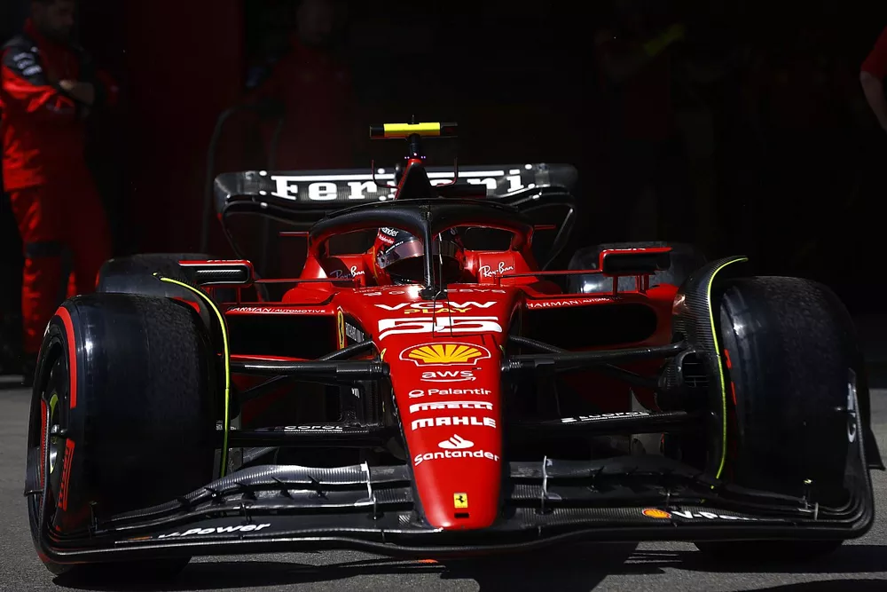 Carlos Sainz, Ferrari SF-23, sale de boxes