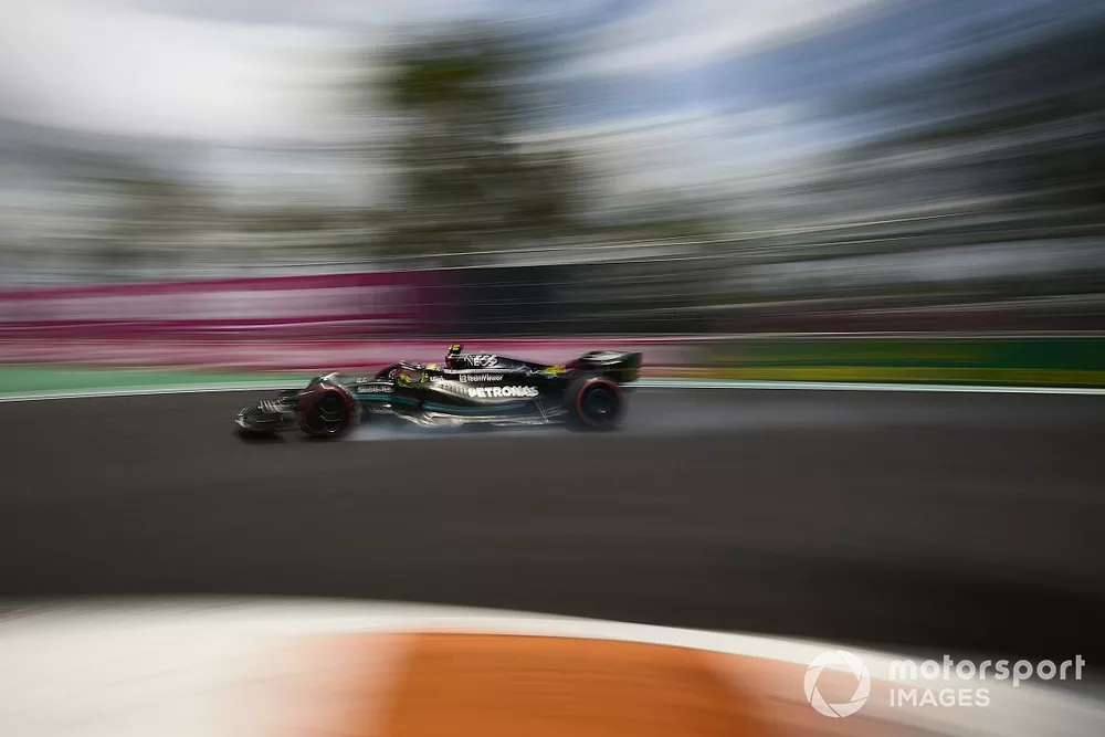 Sir Lewis Hamilton, Mercedes F1 W14, locks up