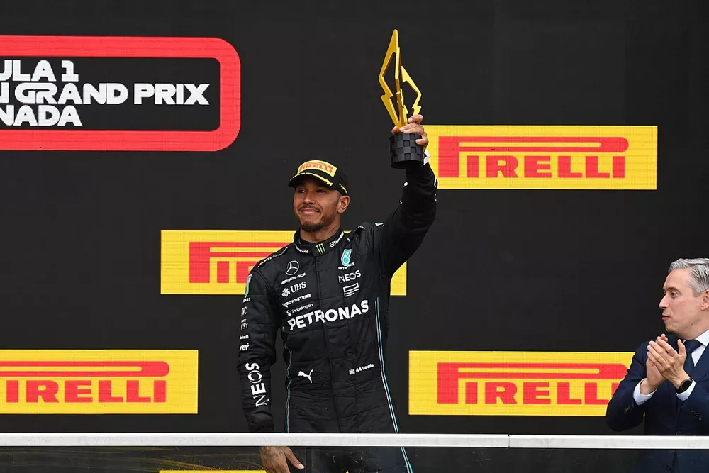 Lewis Hamilton, Mercedes-AMG, 3&deg; posizione, solleva il suo trofeo sul podio