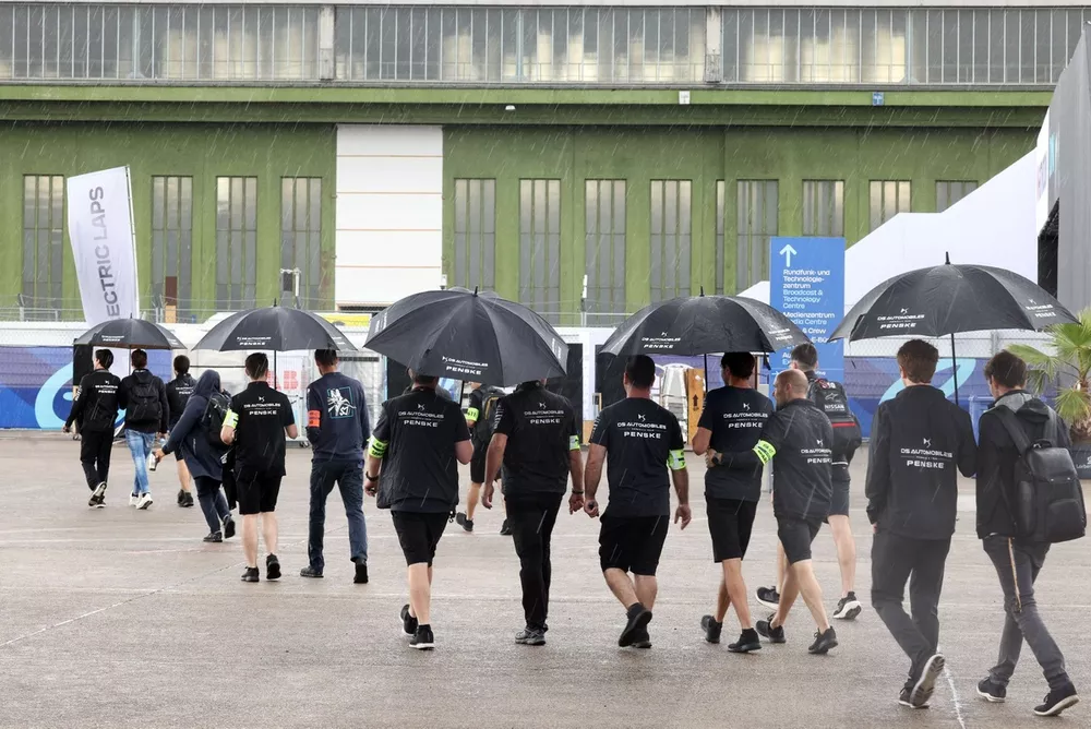 Miembro del equipo saliendo del paddock.
