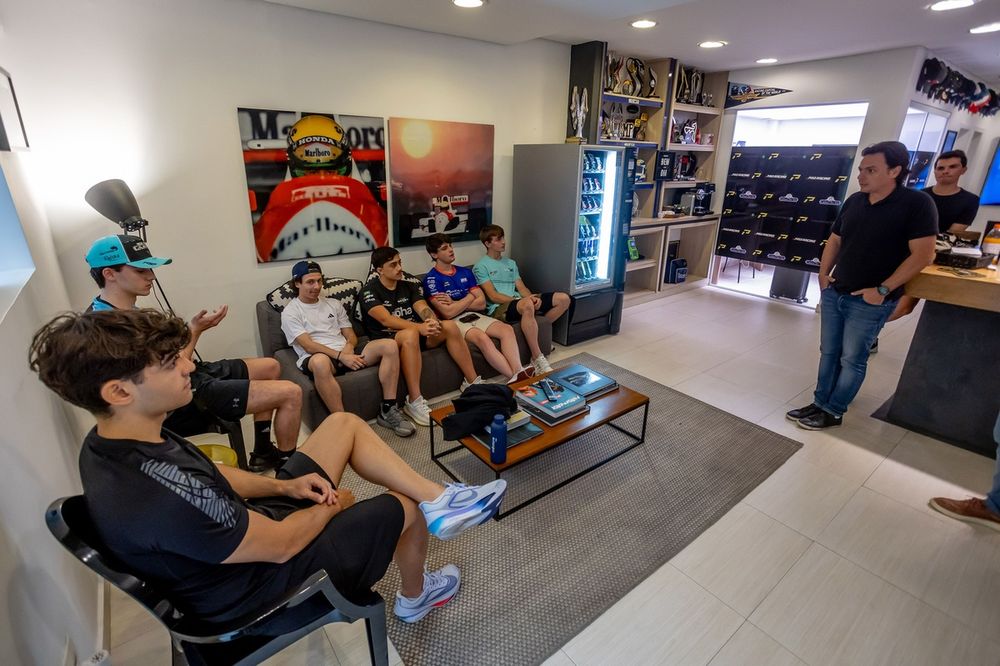 Pilotos se reúnem com Thiago Marques