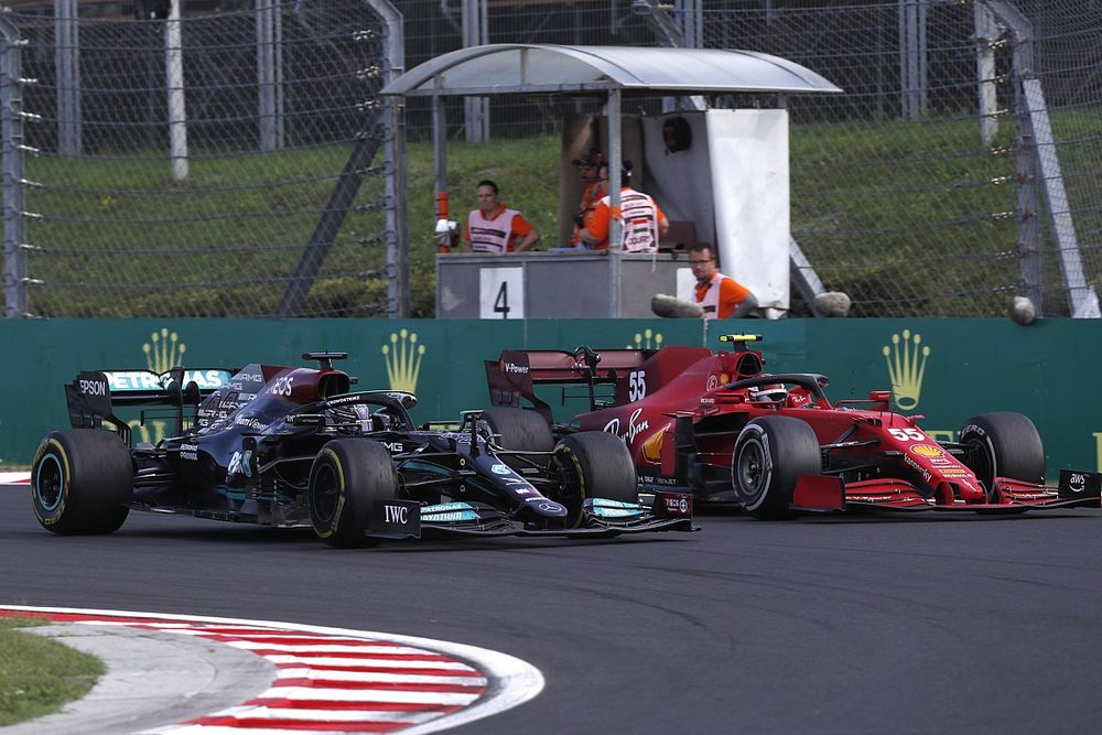 Carlos Sainz Jr., Ferrari SF21, Lewis Hamilton, Mercedes W12